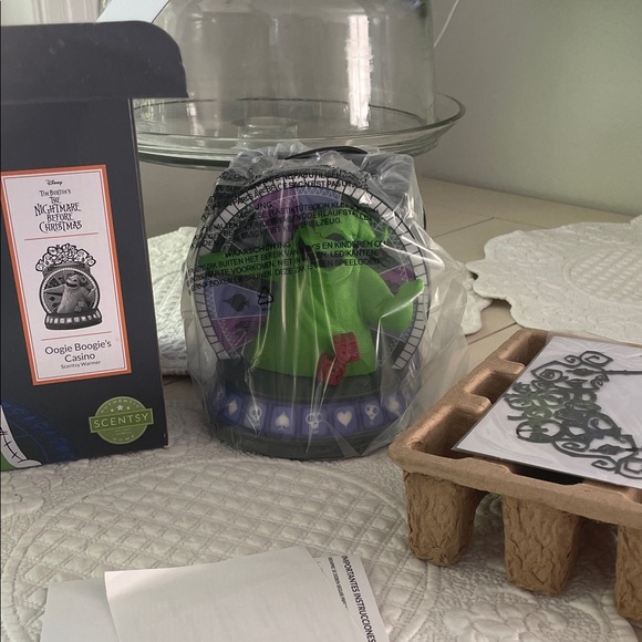 Scentsy Oogie Boogie Green and Black Warmer - Picture 2 of 5